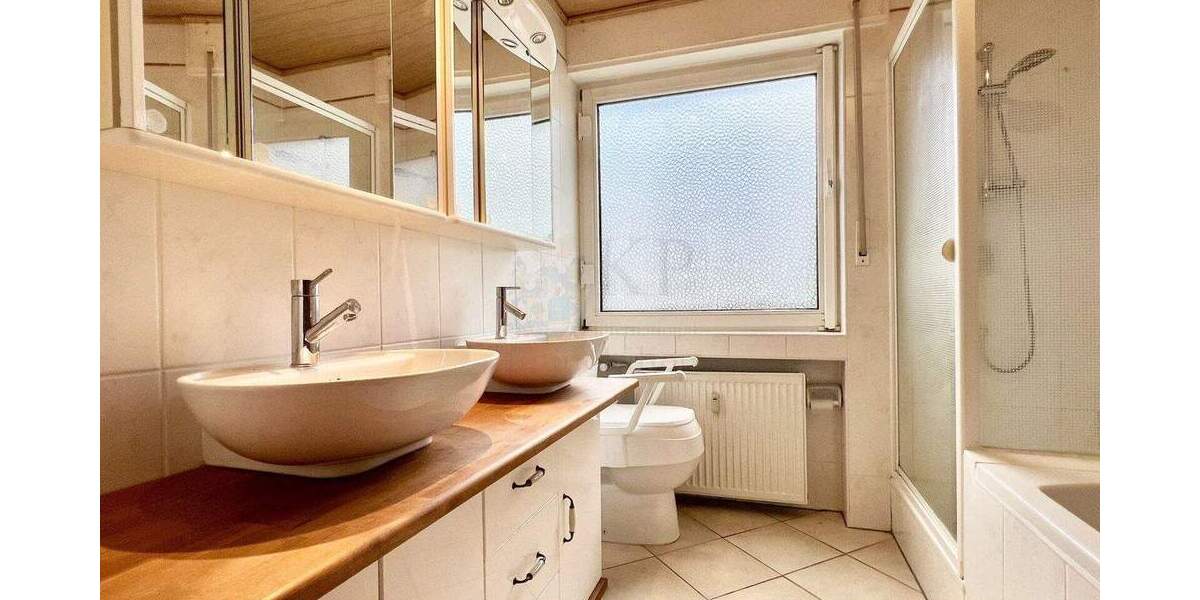 BURGALTENDORF: GROSSZUEGIGE ETW MIT 5 ZIMMERN, GARAGE, GARTEN UND UNTERGESCHOSS 5 zimmer