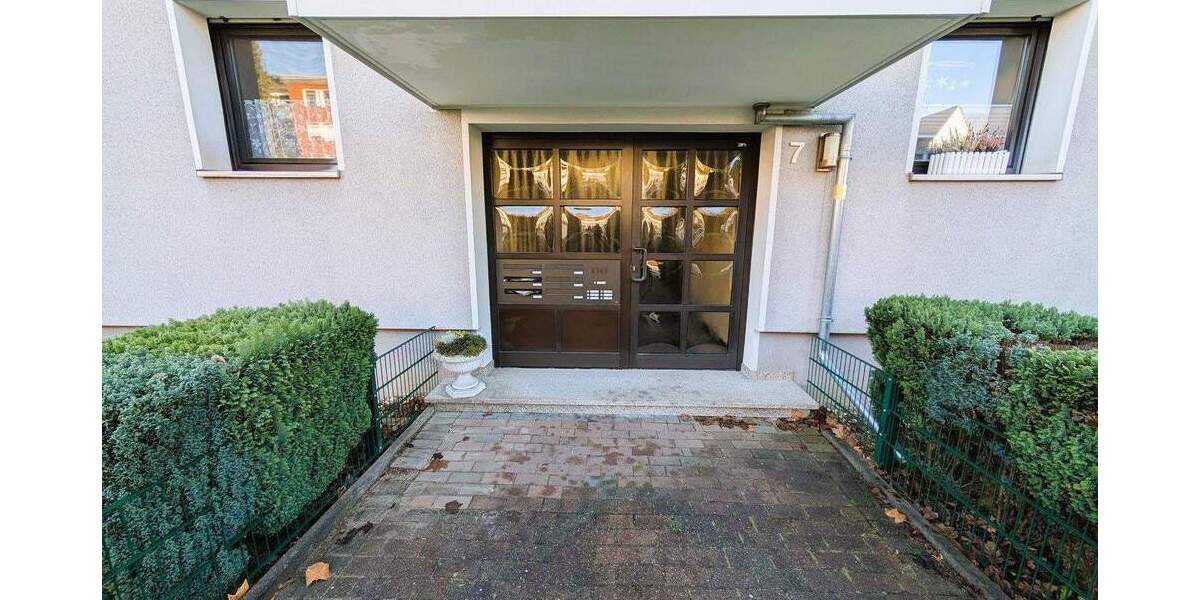 **VIEL PLATZ & POTENZIAL: 95 M² WOHNUNG MIT KAMINOFEN - SAARNER DORF FUSSLÄUFIG (ohne Provision!)** 3 zimmer