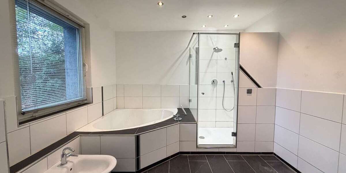 Dreifamilienhaus in Oberhausen-Lirich mit Garten, Dachterrasse und 296 m² Bauland inklusive - Mehrfamilienhaus, Wohnhaus Oberhausen Alstaden | Angebot:27493794