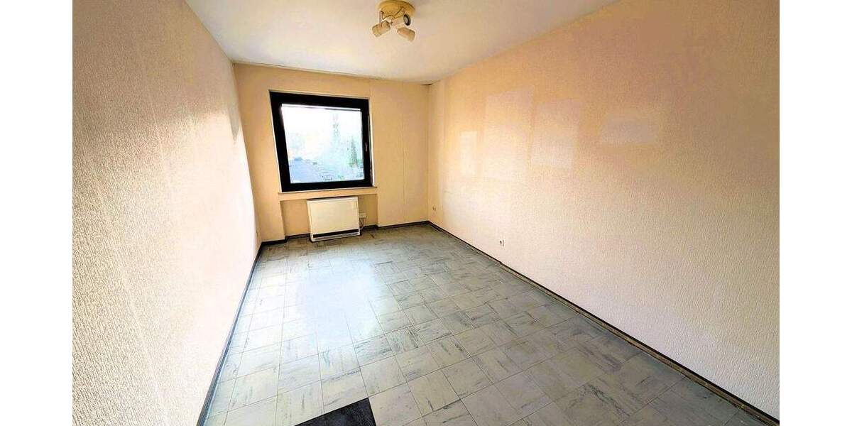 **VIEL PLATZ & POTENZIAL: 95 M² WOHNUNG MIT KAMINOFEN - SAARNER DORF FUSSLÄUFIG (ohne Provision!)** 3 zimmer