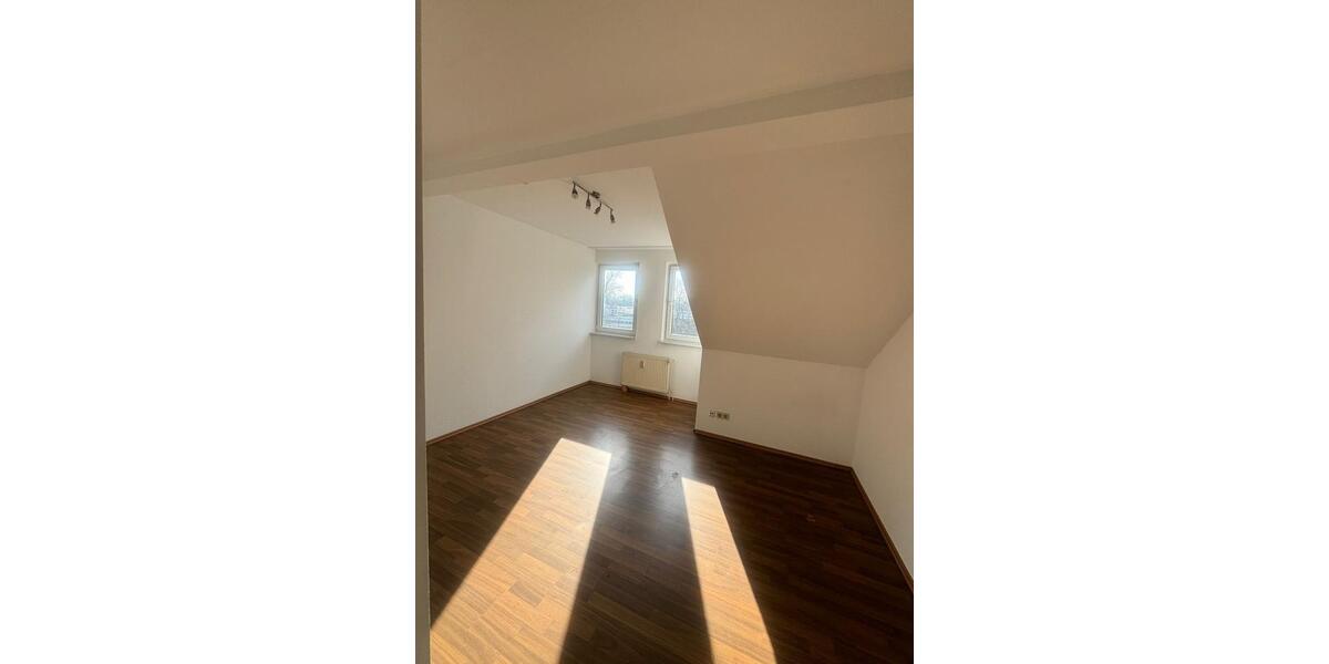 Dachgeschoßwohnung Duisburg Mittelmeiderich - 3 Zimmer, 66 m&sup2;, 750&euro; | Angebot:26165974