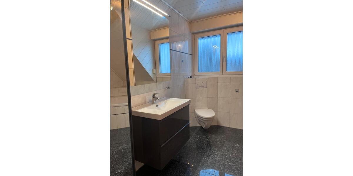 Gepflegte Doppelhaushälfte mit Garten, Garage, PV Anlage in Moers 3 zimmer