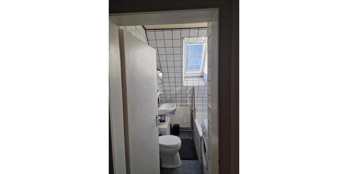 Biete 2 R Wohnung 3.OG links 34qm (vermietet) 2 zimmer