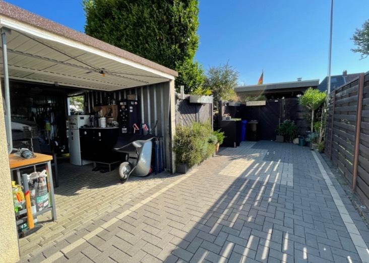 Reihenmittelhaus-modernisiert, gemütlich mit Garten und 2 Garagen 4 zimmer