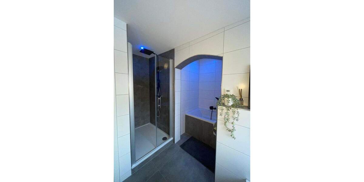 Luxuriöse, kernsanierte Wohnung mit Hauscharakter, Garage, besonderem Gartenanteil & eigenem Eingang 3 zimmer