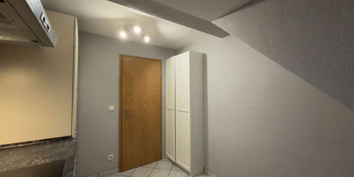 Gepflegte 3,5-Zimmer-Dachgeschosswohnung mit Einbauküche und Garage - Dachgeschoßwohnung Gelsenkirchen Gelsenkirchen-Mitte | Angebot:24740235