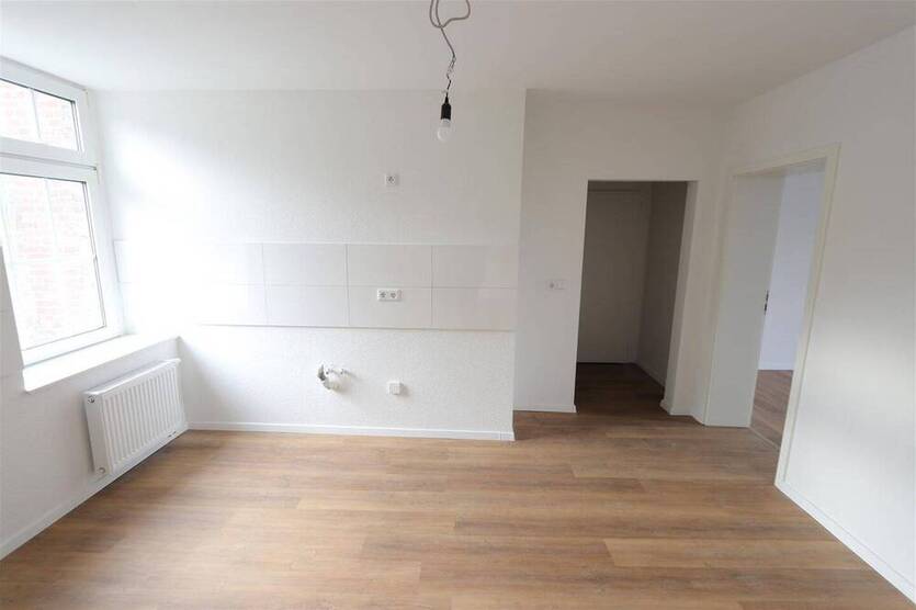 Große 2 Zimmerwohnung komplett renoviert