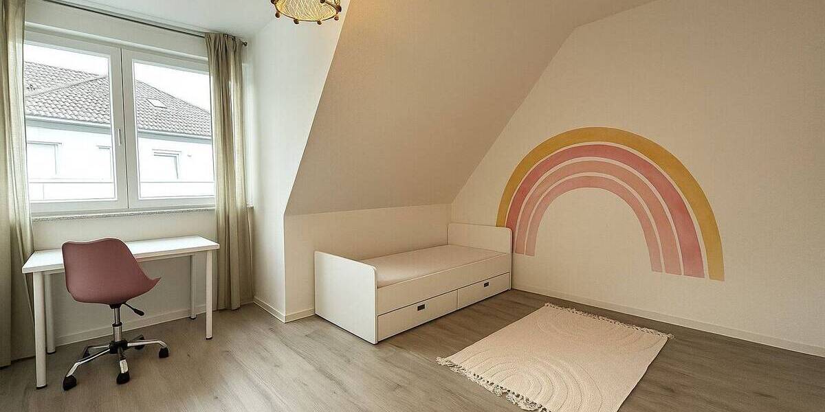 Großzügige 3,5-Zimmer-Dachgeschosswohnung mit Balkon, zwei Bädern und Ausbaupotenzial im Dachboden 3 zimmer