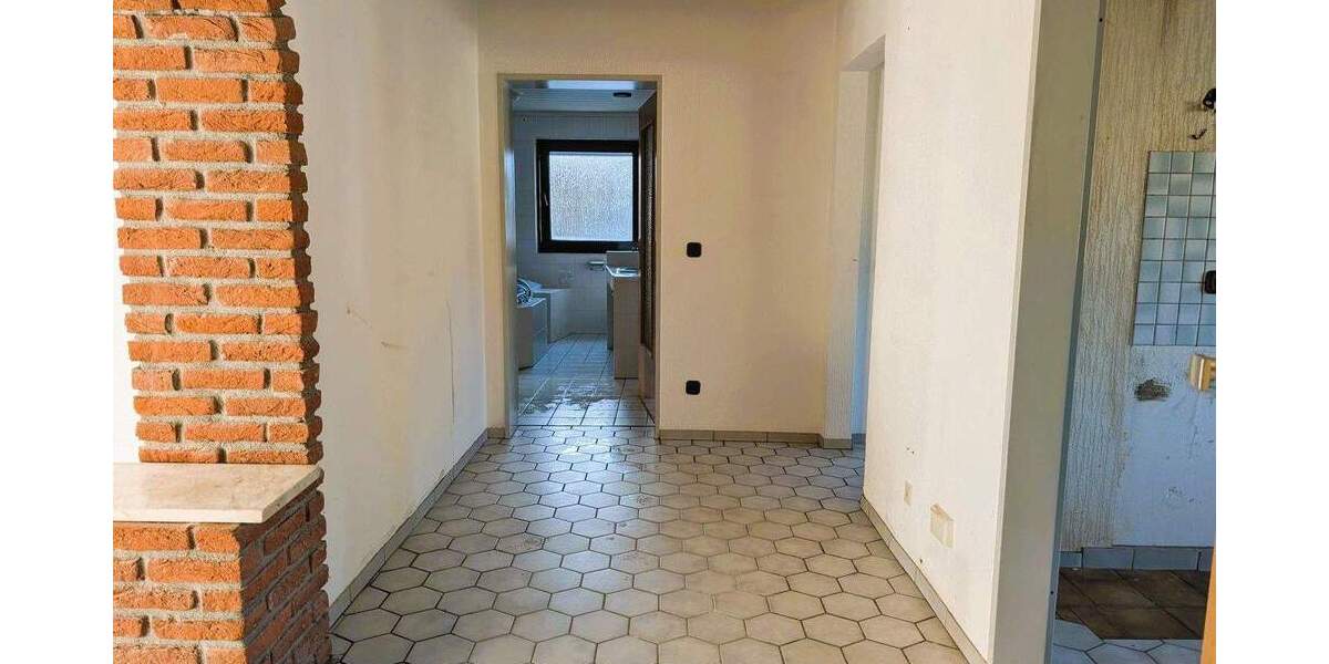 **VIEL PLATZ & POTENZIAL: 95 M² WOHNUNG MIT KAMINOFEN - SAARNER DORF FUSSLÄUFIG (ohne Provision!)** 3 zimmer