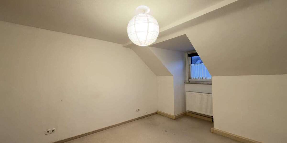 Gepflegte 3,5-Zimmer-Dachgeschosswohnung mit Einbauküche und Garage - Dachgeschoßwohnung Gelsenkirchen Gelsenkirchen-Mitte | Angebot:24740235