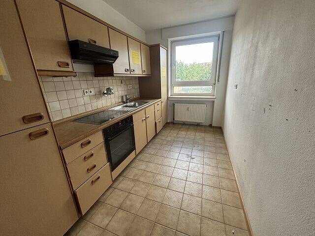 Große leerstehende 3,5 Zi.- Wohnung in ruhiger Top-Lage mit großem Balkon und Garage