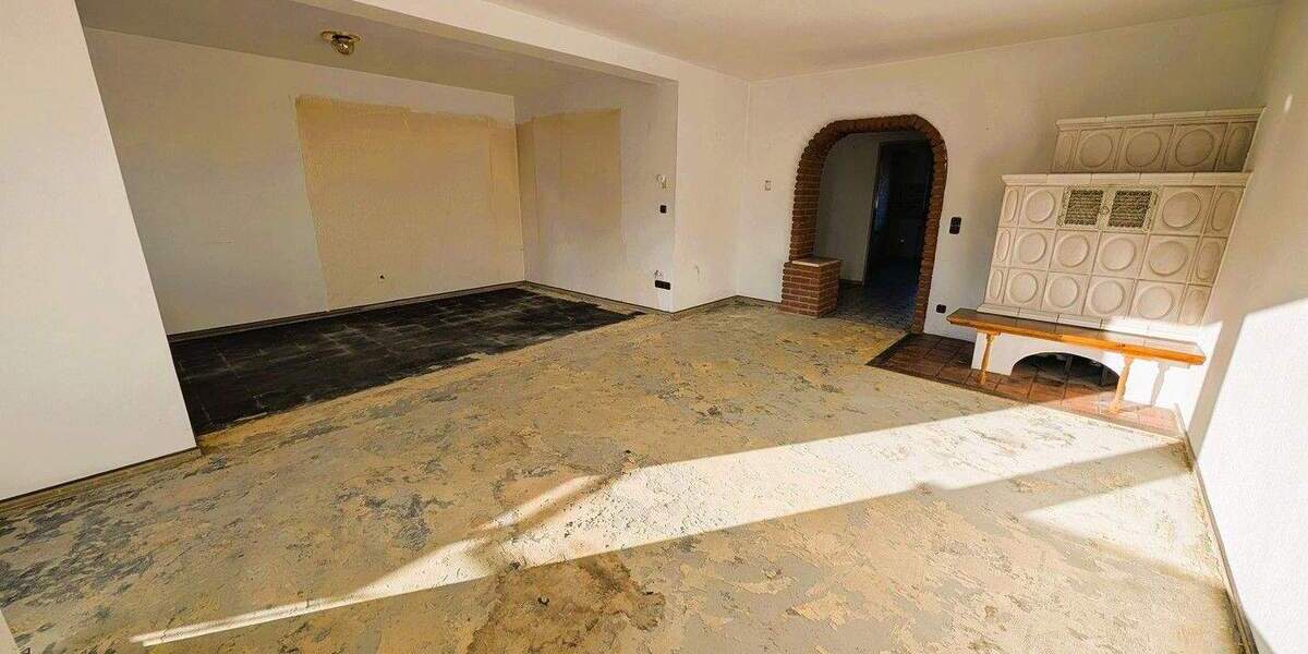 **VIEL PLATZ & POTENZIAL: 95 M² WOHNUNG MIT KAMINOFEN - SAARNER DORF FUSSLÄUFIG (ohne Provision!)** 3 zimmer