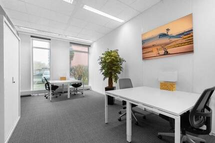 Privater Büroraum für 3 Personen in Regus Theo 105