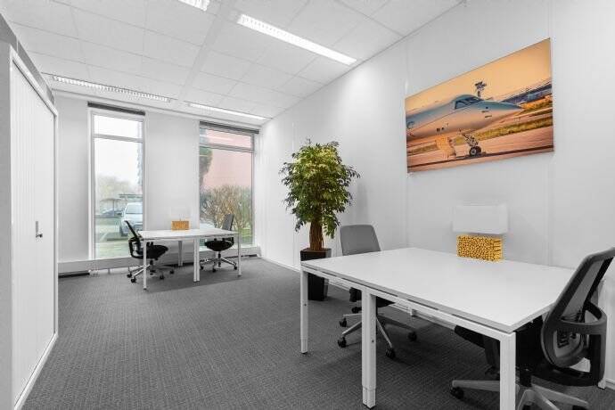 Privater Büroraum für 3 Personen in Regus Theo 105