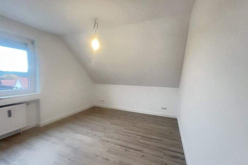 Dach-Schlösschen in Heisingen! Moderne 3½-R.-DG-Wohnung mit Balkon in ruhiger Seitenstraße 3 zimmer