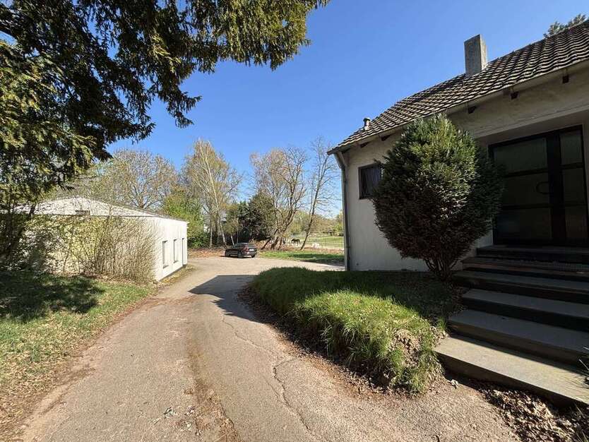 Haus zum Kaufen in Krefeld 750.000 € 220 m²