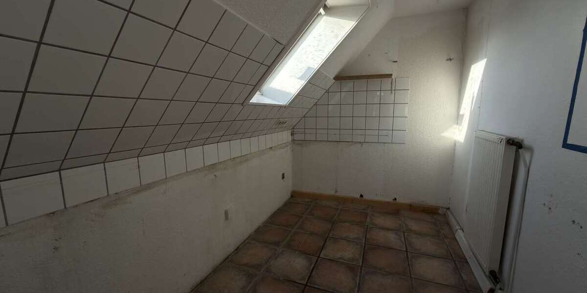 Charmante 2,5-Zimmer-Dachgeschosswohnung in Hattingens Altstadt mit hohen Decken und Komfort - Dachgeschoßwohnung Hattingen | Angebot:27365948