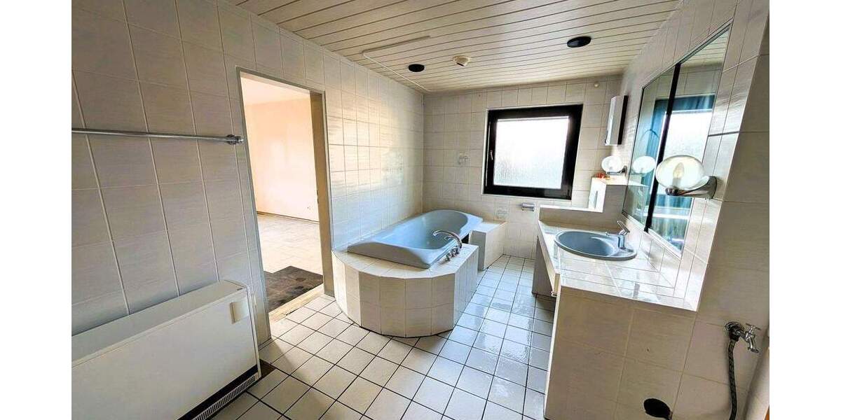 **VIEL PLATZ & POTENZIAL: 95 M² WOHNUNG MIT KAMINOFEN - SAARNER DORF FUSSLÄUFIG (ohne Provision!)** 3 zimmer