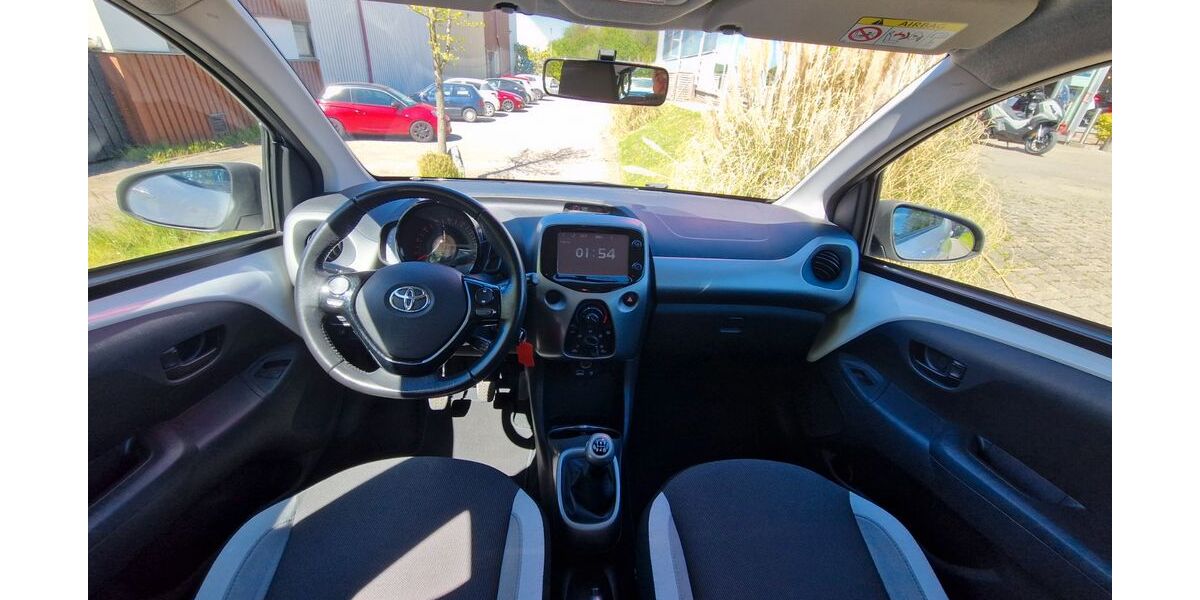 Toyota Aygo (X) 73.200 km 6.800 &euro; Ratingen 40882