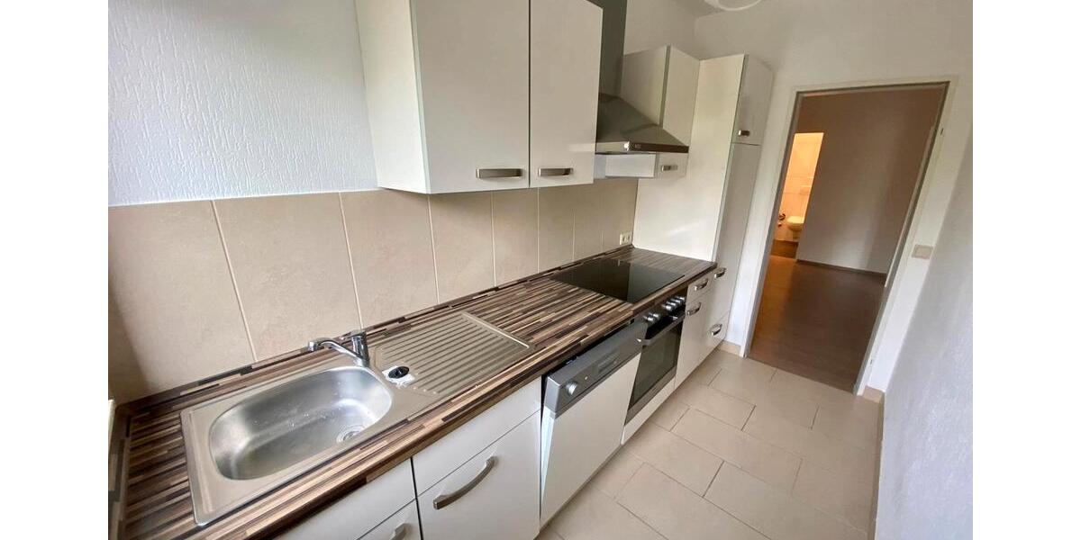 Erdgeschoß Wohnung Balkon Einbauküche PKW Stellplatz in Top Lage 1 zimmer