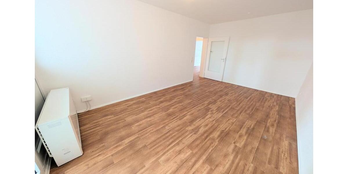 **Was will man mehr? +Balkon +frisch gestrichen +Laminat +modernes Badezimmer** 3 zimmer