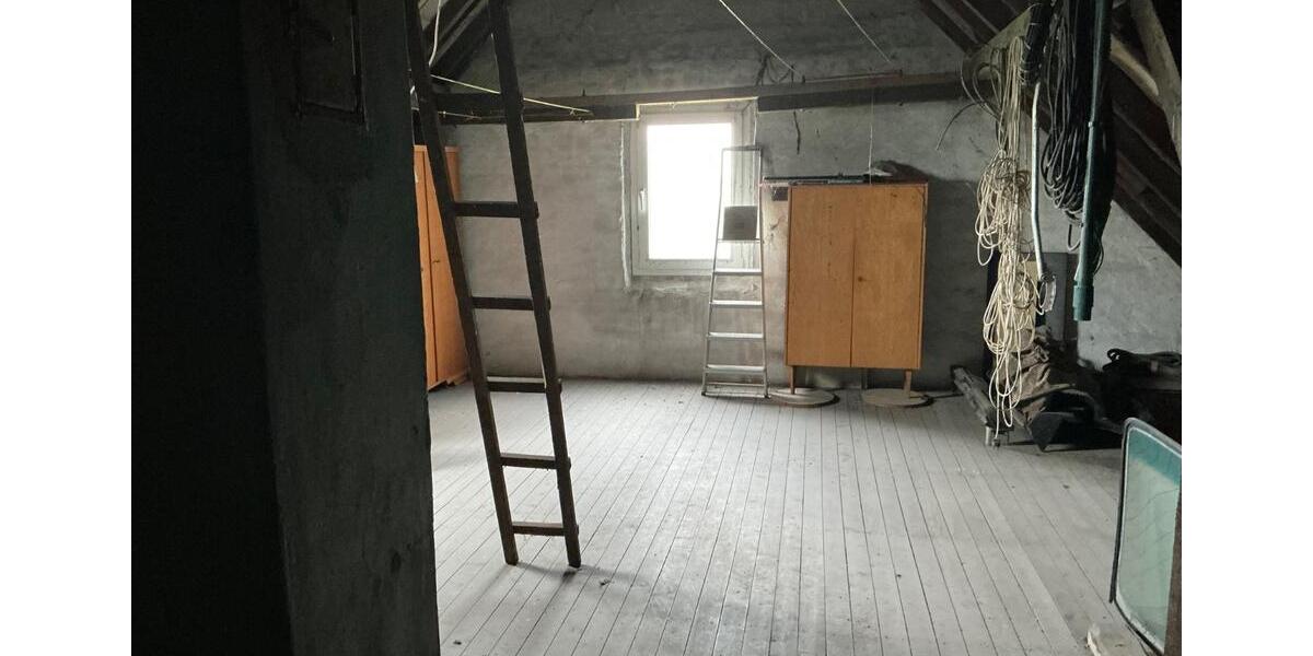 Einfamilienhaus in bester Lage, große Garage mit Eigentumsgrundst 6 zimmer