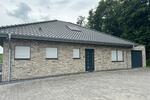 Einfamilienhaus Bungalow KFW45 mit 3 Garagen und Carport