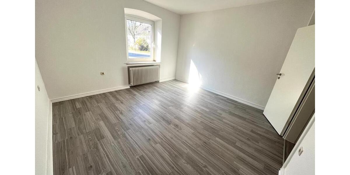 Familien aufgepasst: +renoviert +modernes Tageslichtbad +EG +eigenes Gartenabteil 3 zimmer