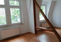 Charmante 3-Zimmer-Wohnung mit Spitzboden in zentraler Lage - komplett renoviert!