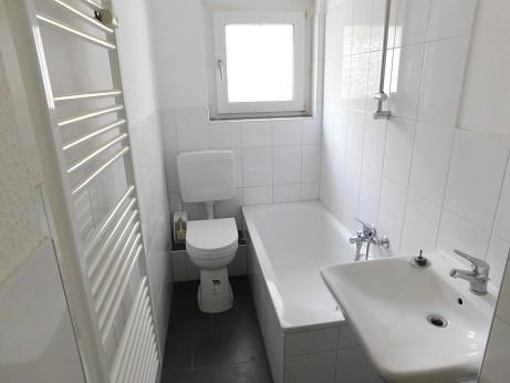 Schöne Erdgeschosswohnung mit Balkon, mit etwas Farbe einzugsbereit! 3 zimmer