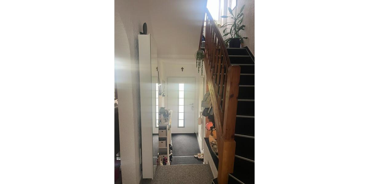 Reihenmittelhaus-modernisiert, gemütlich mit Garten und 2 Garagen 4 zimmer