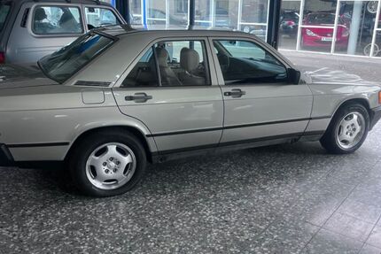 Mercedes-Benz 190 268.000 km 9.990 &euro; Gelsenkirchen 45892