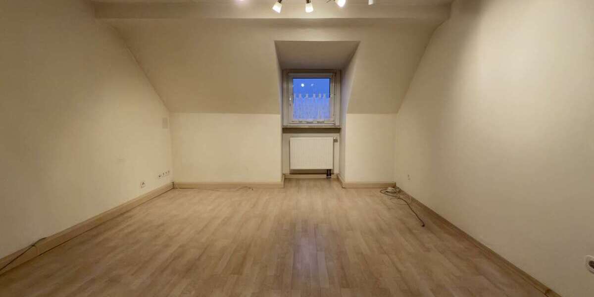 Gepflegte 3,5-Zimmer-Dachgeschosswohnung mit Einbauküche und Garage - Dachgeschoßwohnung Gelsenkirchen Gelsenkirchen-Mitte | Angebot:24740235