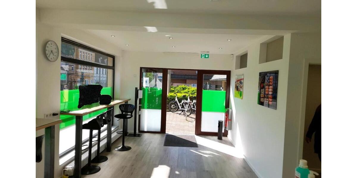 Komplett ausgestattetes Lokal für einen Gastro-Lieferdienst zimmer