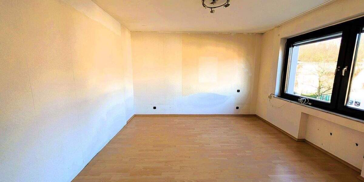 **VIEL PLATZ & POTENZIAL: 95 M² WOHNUNG MIT KAMINOFEN - SAARNER DORF FUSSLÄUFIG (ohne Provision!)** 3 zimmer