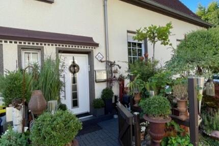 Reihenmittelhaus-modernisiert, gemütlich mit Garten und 2 Garagen 4 zimmer