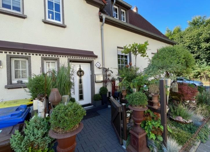 Reihenmittelhaus-modernisiert, gemütlich mit Garten und 2 Garagen 4 zimmer