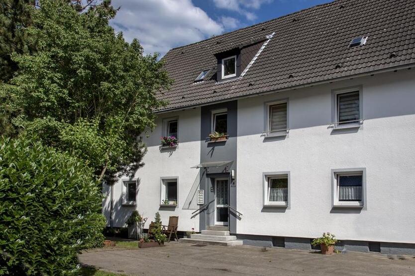 2-Zimmer-Wohnung im Dachgeschoss mit Wannenbad