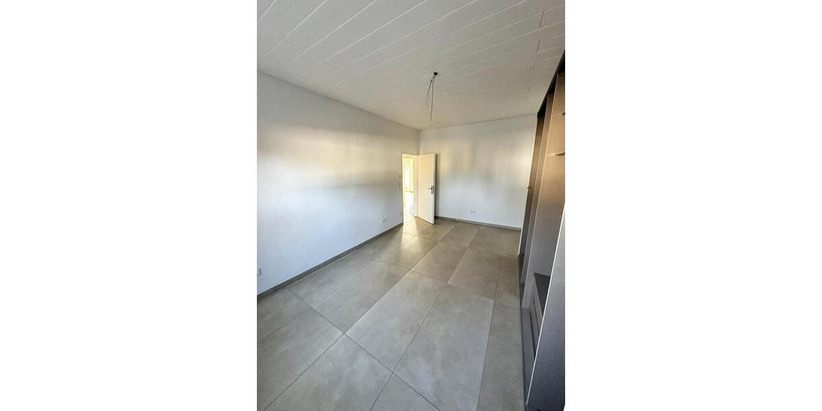 Kernsanierte Erdgeschosswohnung mit Einbauküche und Terrasse 2 zimmer